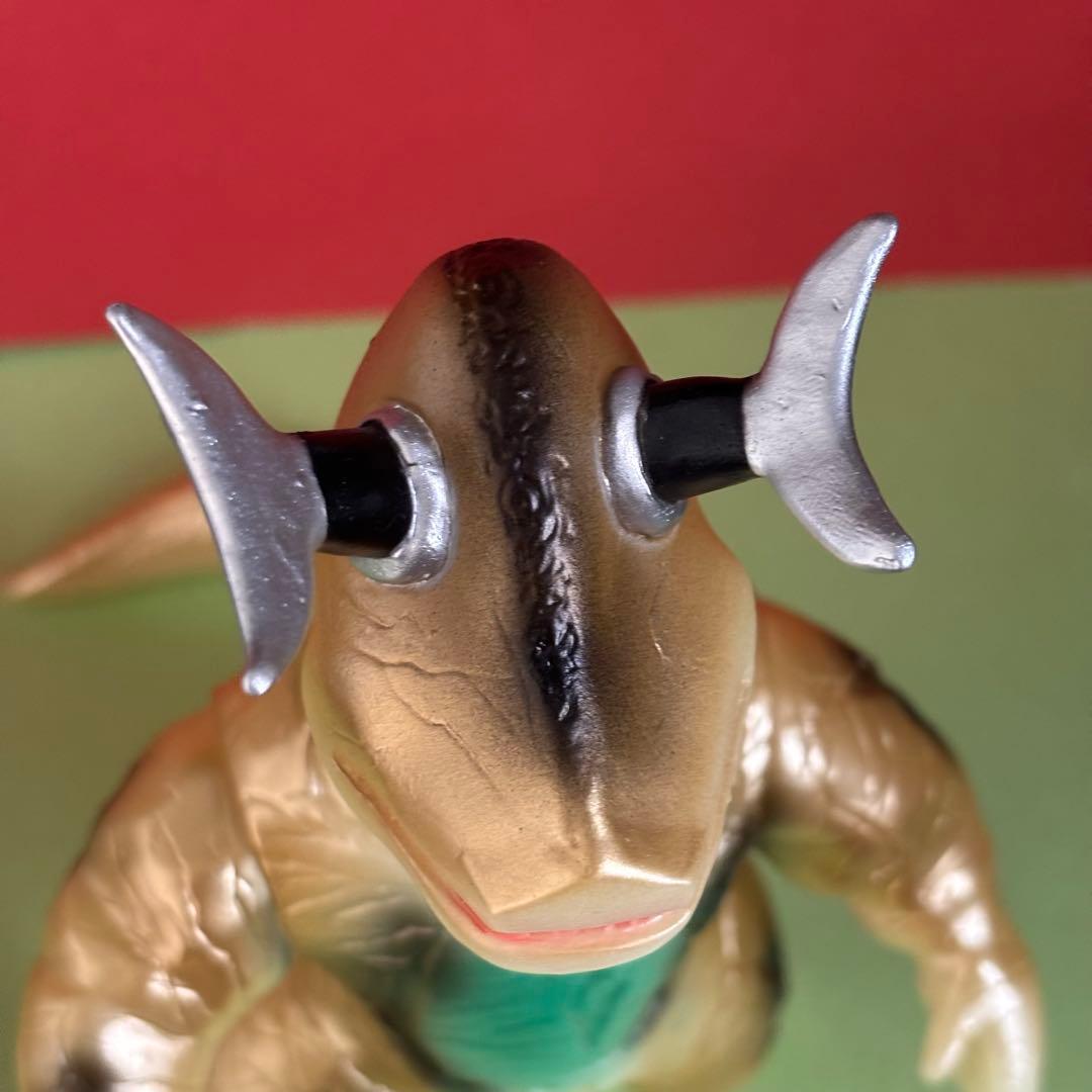 ブルマァク 怪獣シリーズ エレキング 蓄光ゴールド