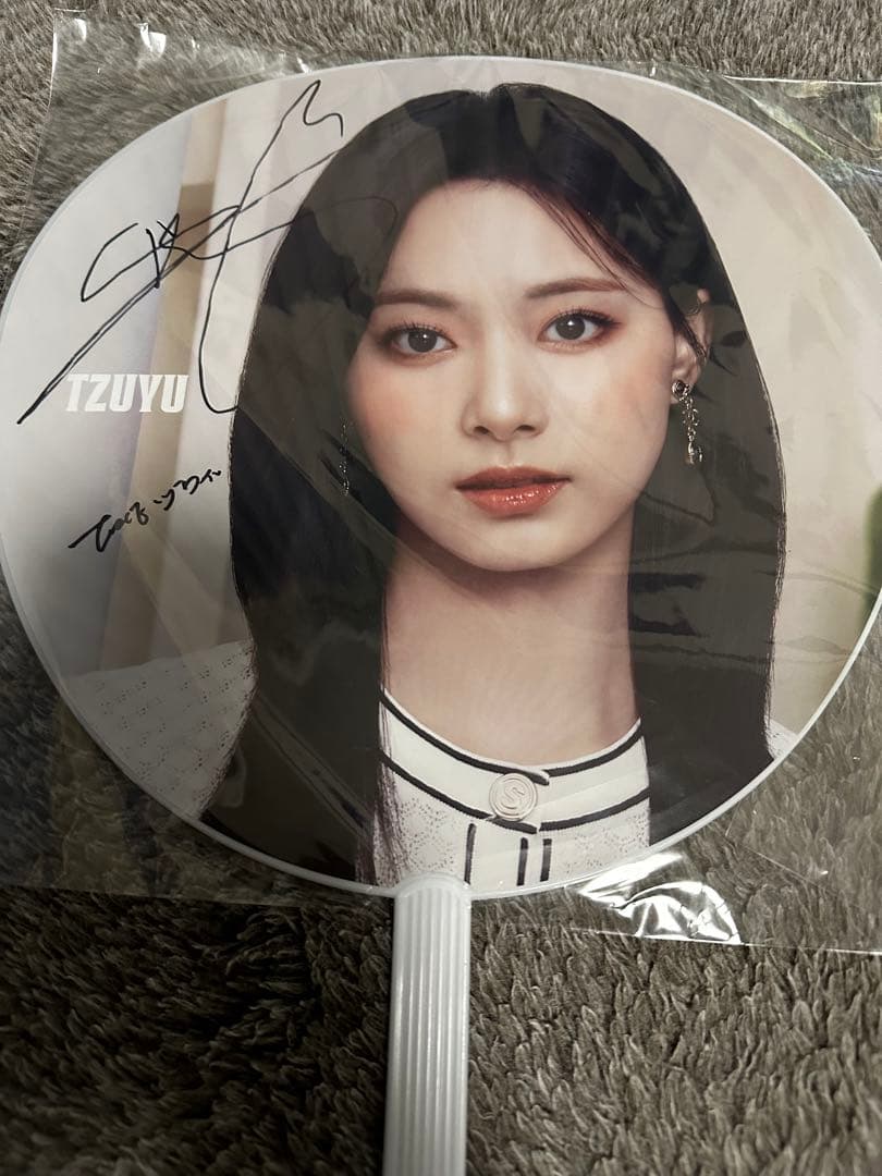 TWICE 直筆サインうちわツウィ - メルカリ