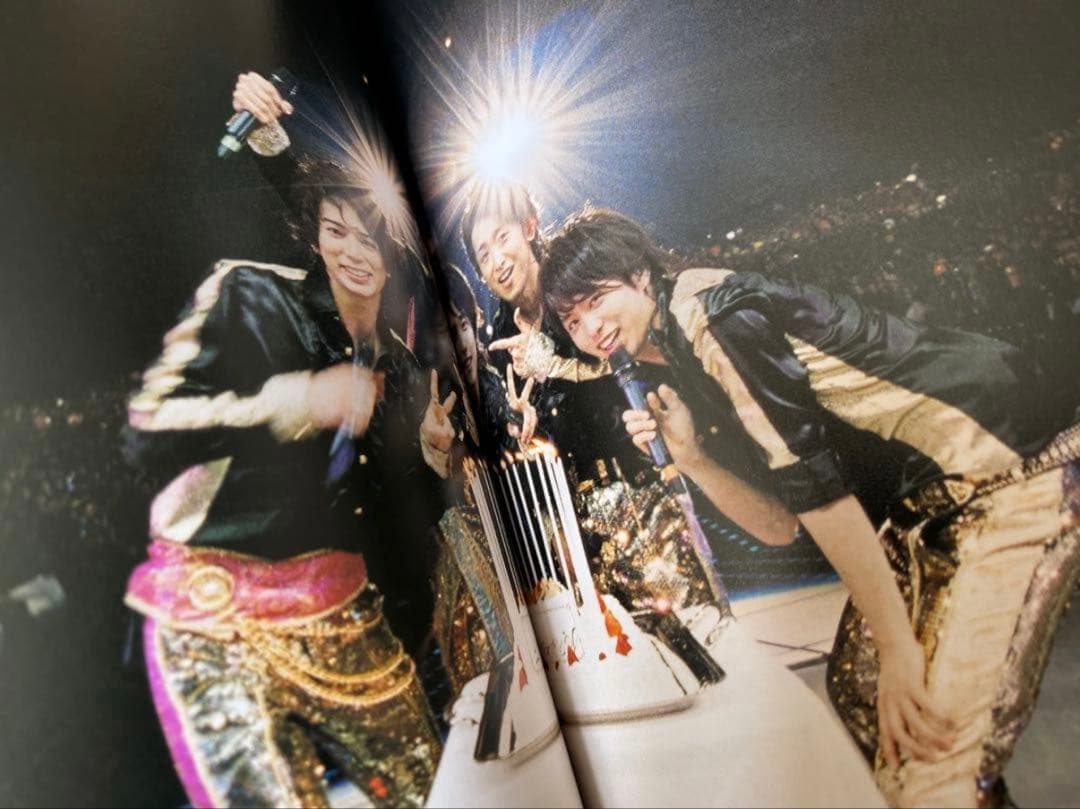 嵐 『嵐5大ドームツアー写真集 ARASHI IS ALIVE! 』 - メルカリ