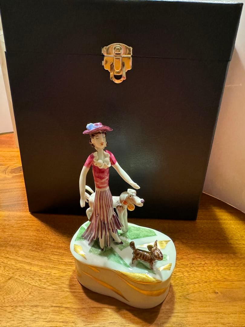 マイセン 手ひねりフィギュリン 女性と犬の置物 台付