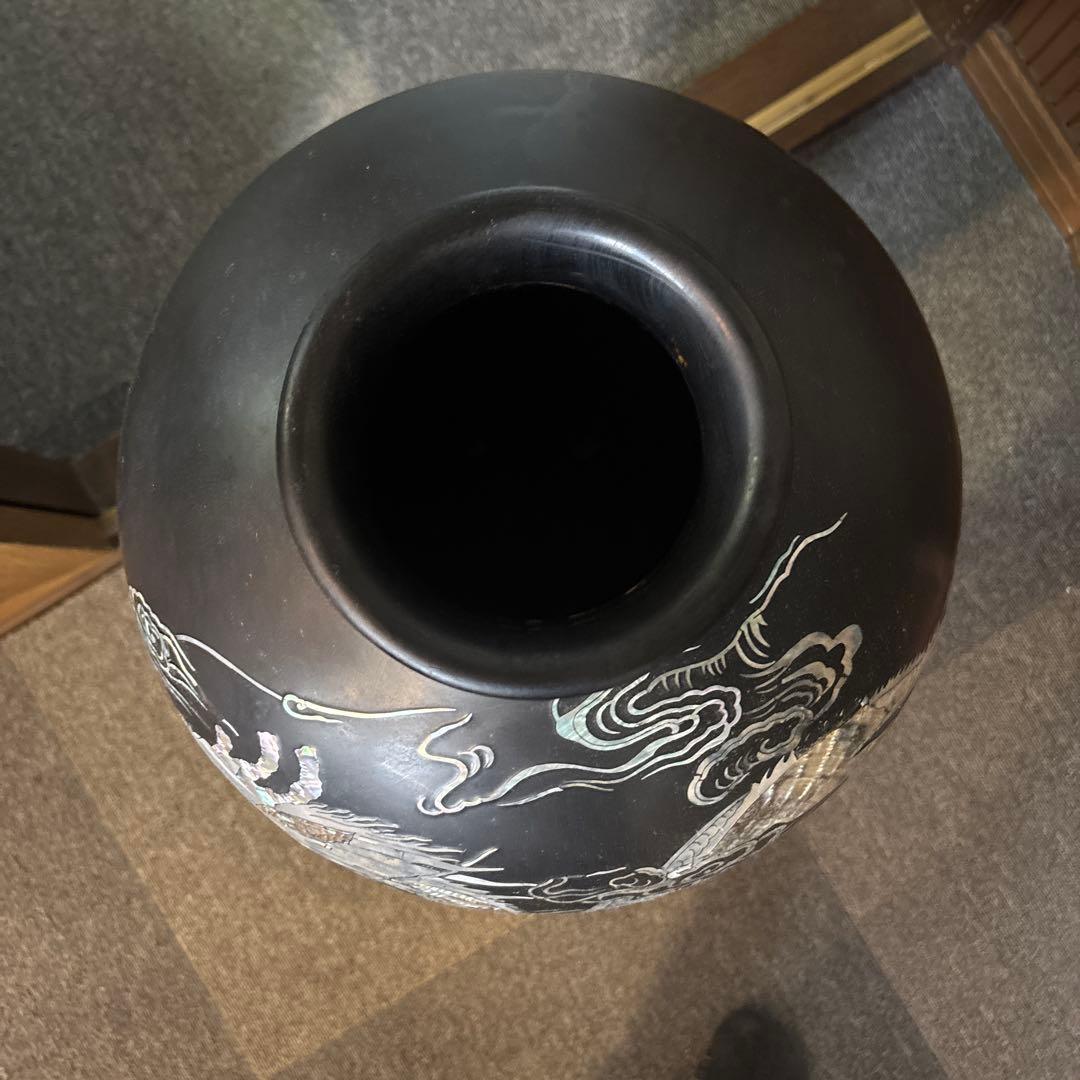 黒色の龍装飾漆器花瓶