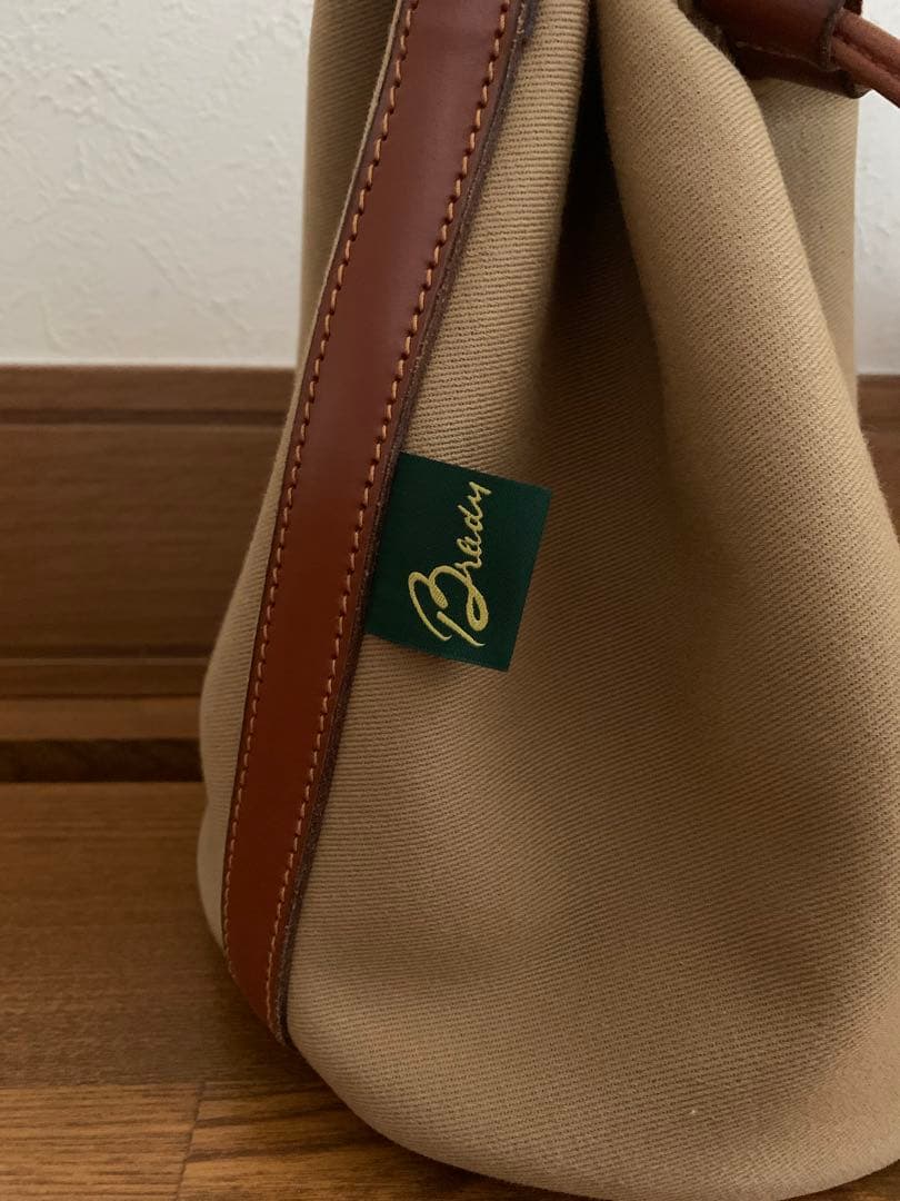 Brady ベージュ 巾着型ショルダーバッグ