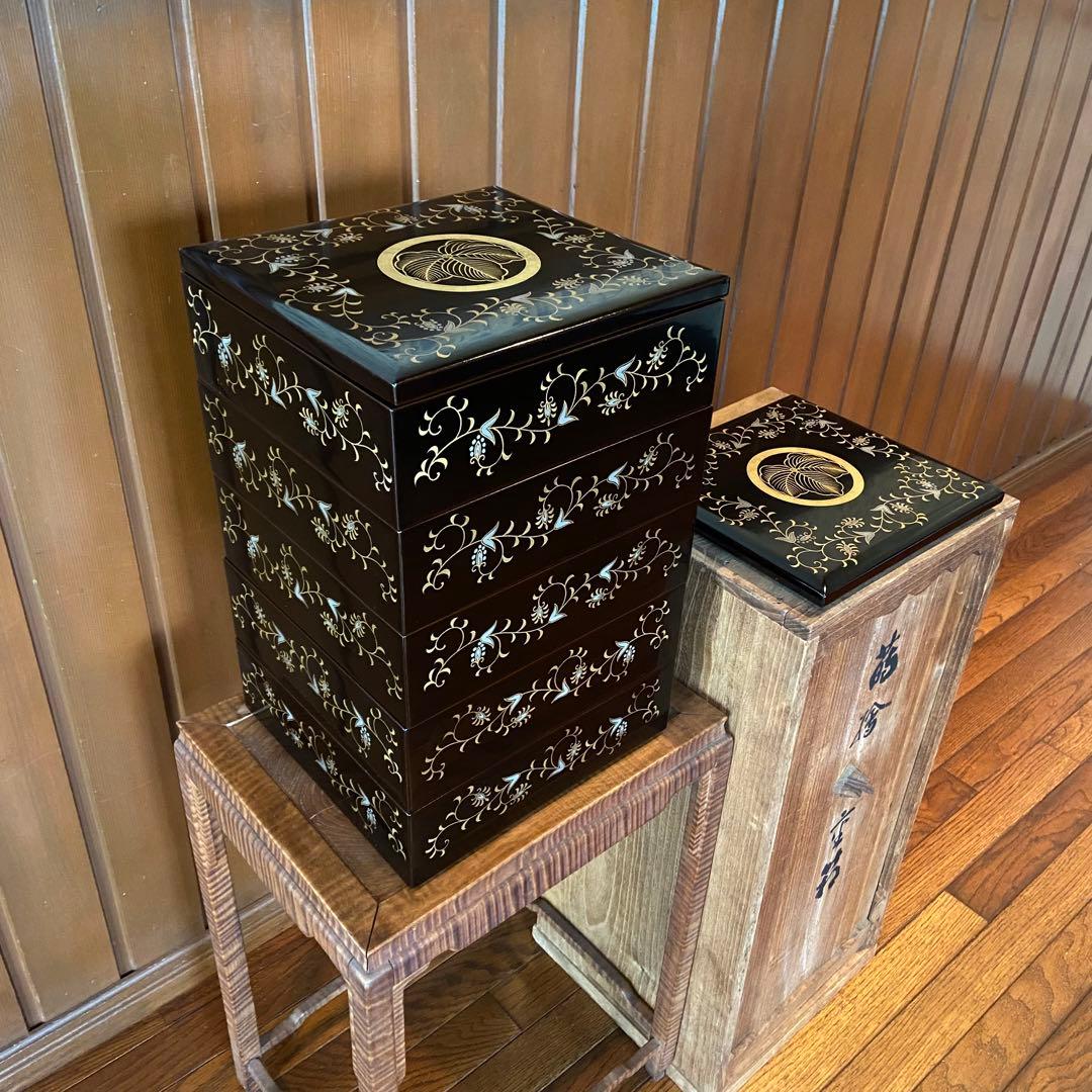 輪島塗　五段重箱　定紋重箱　蒔絵唐草　点彫り沈金　共箱付