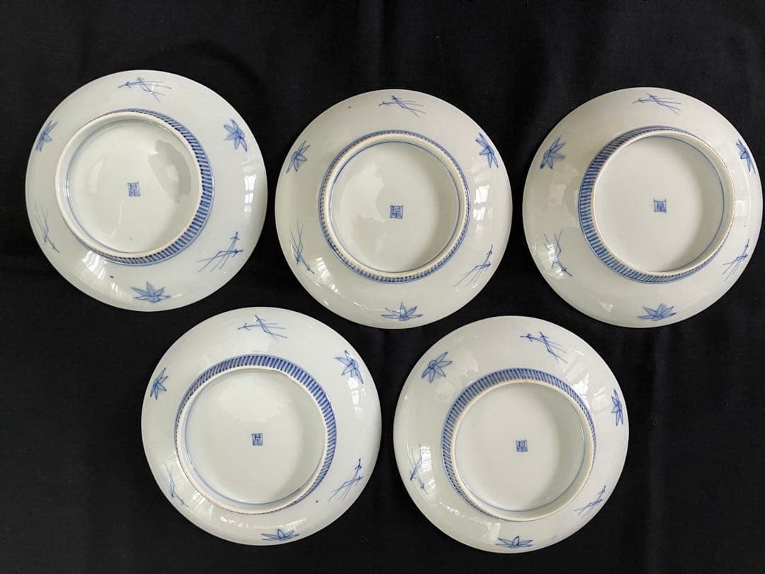 櫛高台の孔雀と花の模様の皿