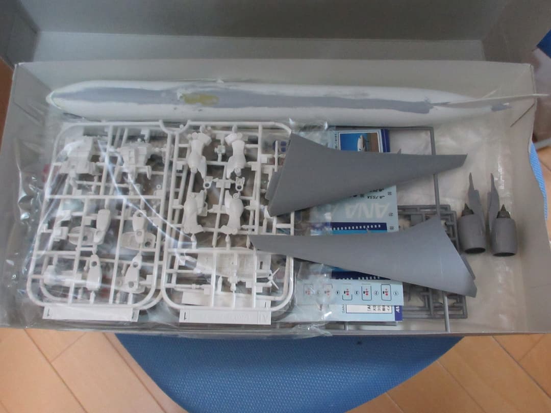 全日空商事1/200 ANA B777-300 国内線用機体 ガンダム特別塗装機