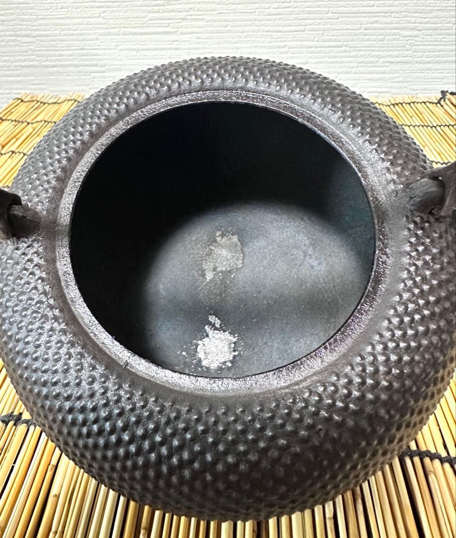 未使用品、木箱、黄布、南部鉄器検査証付　南部薫山工房造　鐡鉢型霰　南部鉄瓶