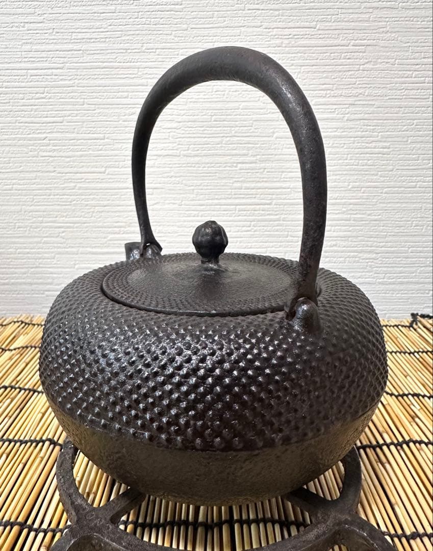 未使用品、木箱、黄布、南部鉄器検査証付　南部薫山工房造　鐡鉢型霰　南部鉄瓶