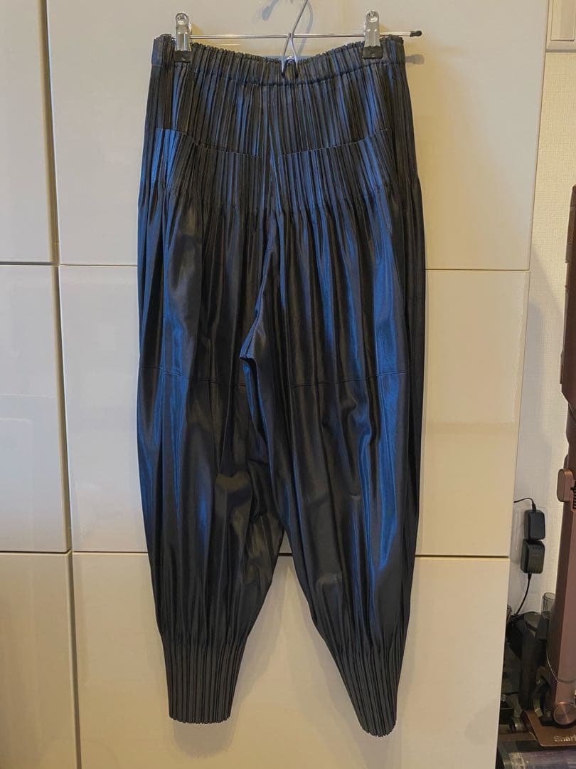 プリーツプリーズ　イッセイミヤケサルエルパンツ ブラッサイズ2