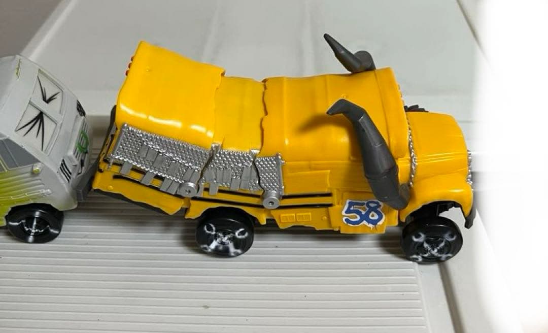 カーズ、ミニカー、マテル（アーヴィー、ミスフリッター）（目が変わるおもちゃ）