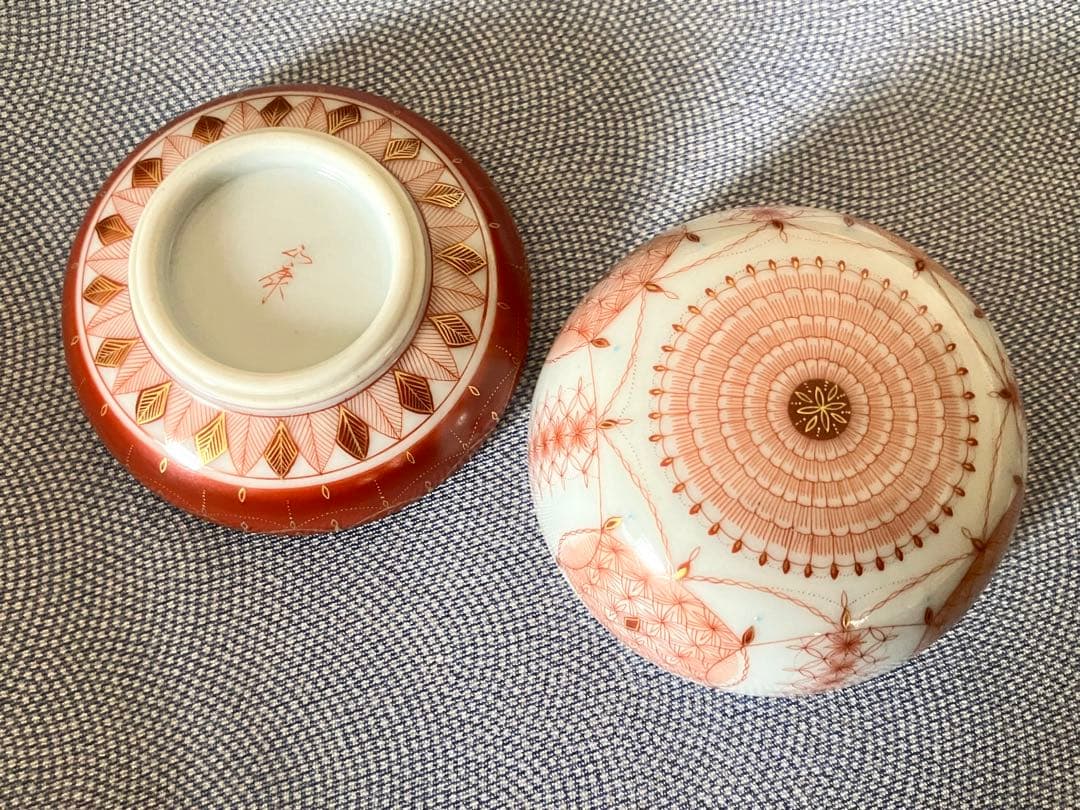 見附正康作 香合 赤絵細描小紋