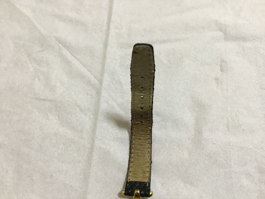 GUCCI レディース ゴールド ブラック レザー 腕時計 スクエア 不動