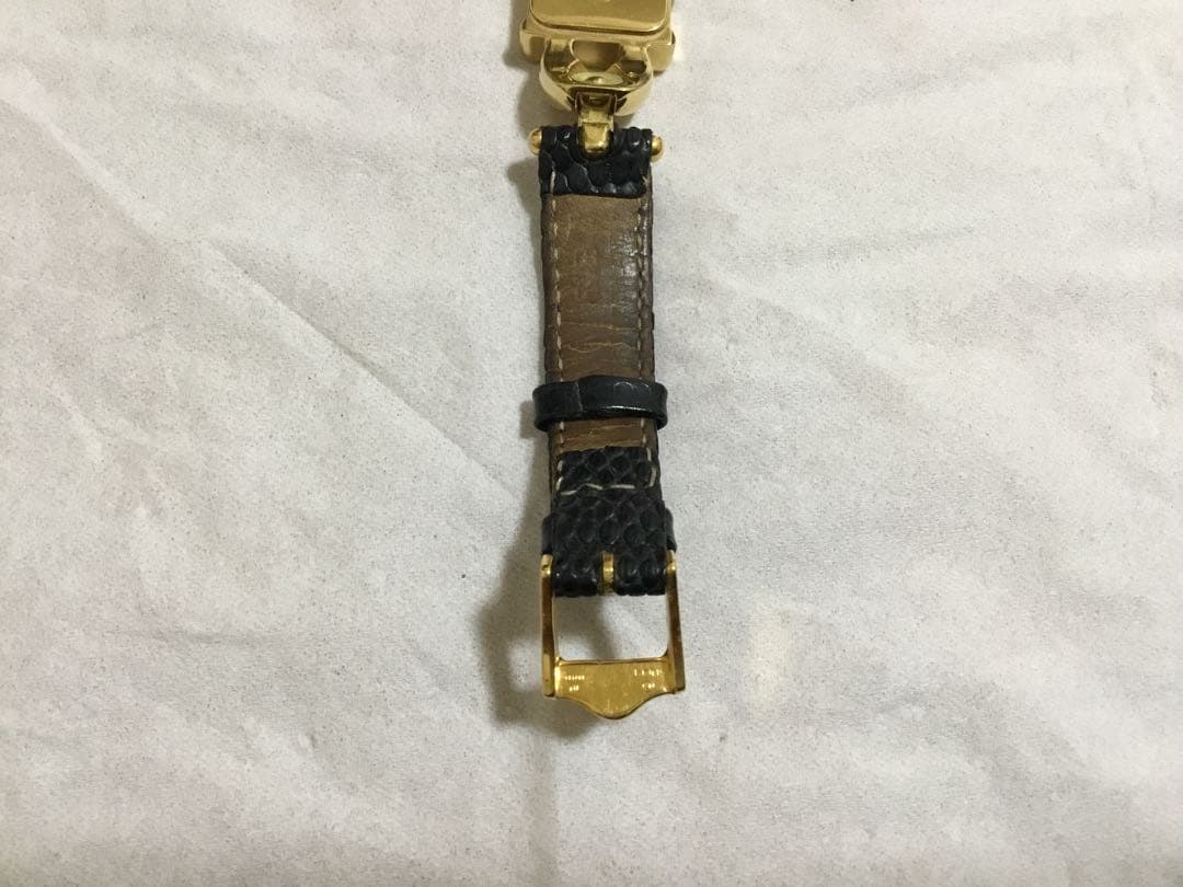 GUCCI レディース ゴールド ブラック レザー 腕時計 スクエア 不動