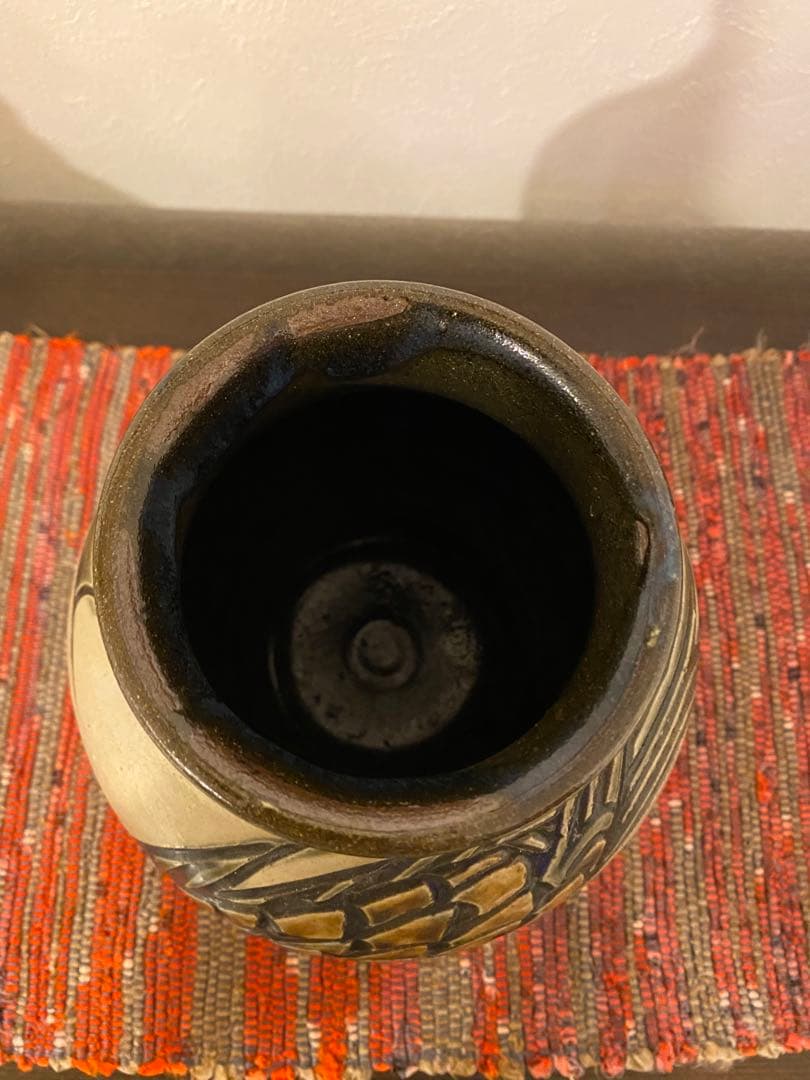 宮城須美子作 線彫魚紋 壺