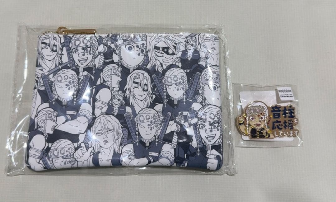 鬼滅の刃 柱カフェ 宇髄天元 ゆる顔ポーチ 応援ピンバッジ 鬼滅の刃 柱カフェ 応援しています ピンバッジ 宇髄天元 マチアソビ