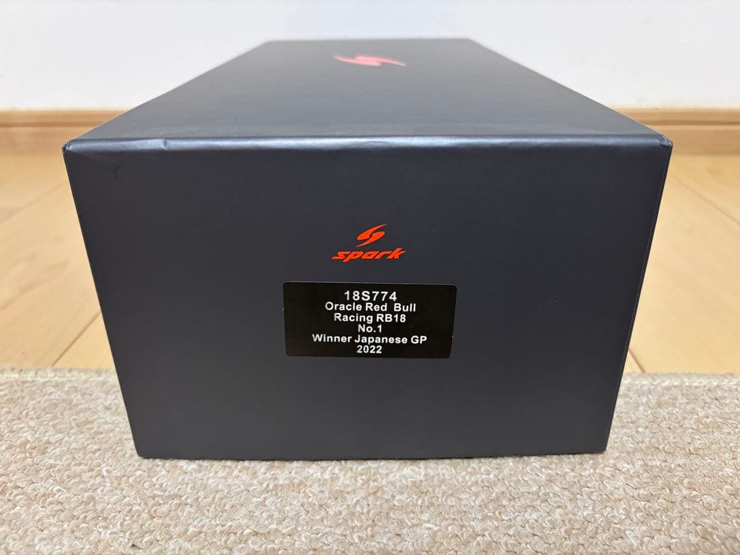ミニカー spark RB18 No.1 MAXVERSTAPPEN 1/18