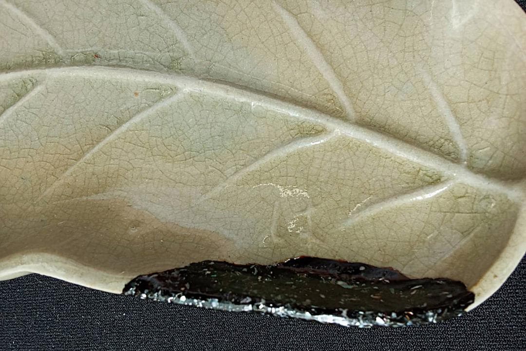 Edo/江戸初期～金継ぎ御深井焼 ～本漆・螺鈿入り葉形向付皿（青磁調釉薬＋貫入）