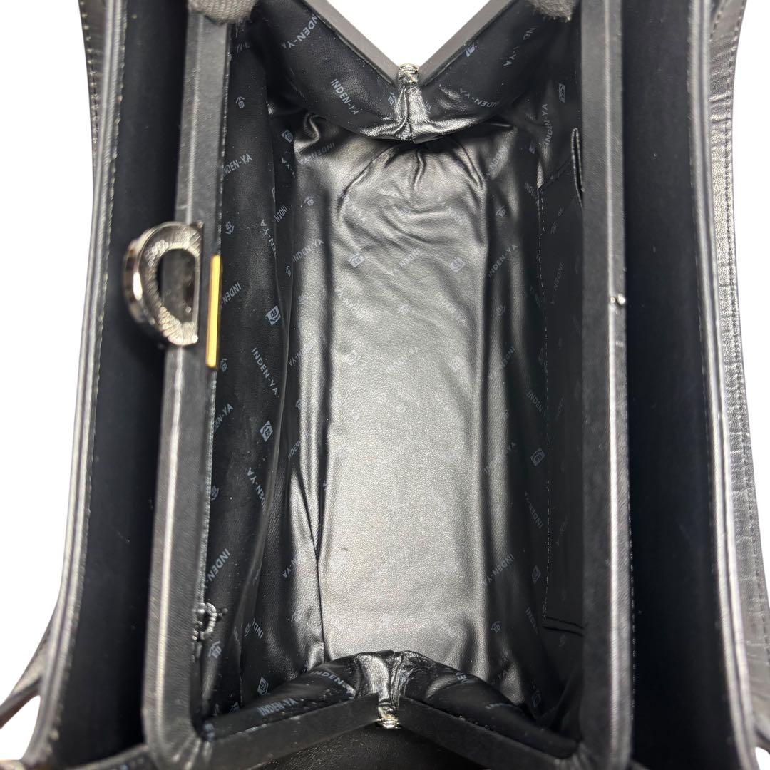 印傳屋　ハンドバッグ　鹿革　レザー　がま口　黒地/赤漆　紗綾形模様　甲州伝統工芸