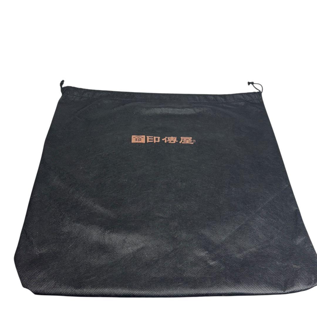 印傳屋　ハンドバッグ　鹿革　レザー　がま口　黒地/赤漆　紗綾形模様　甲州伝統工芸