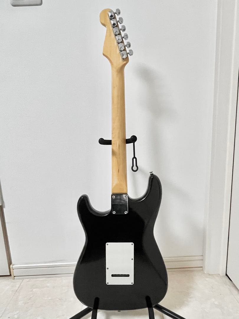 ストラトキャスタータイプ　ブラック(未使用弦6本セット付き)
