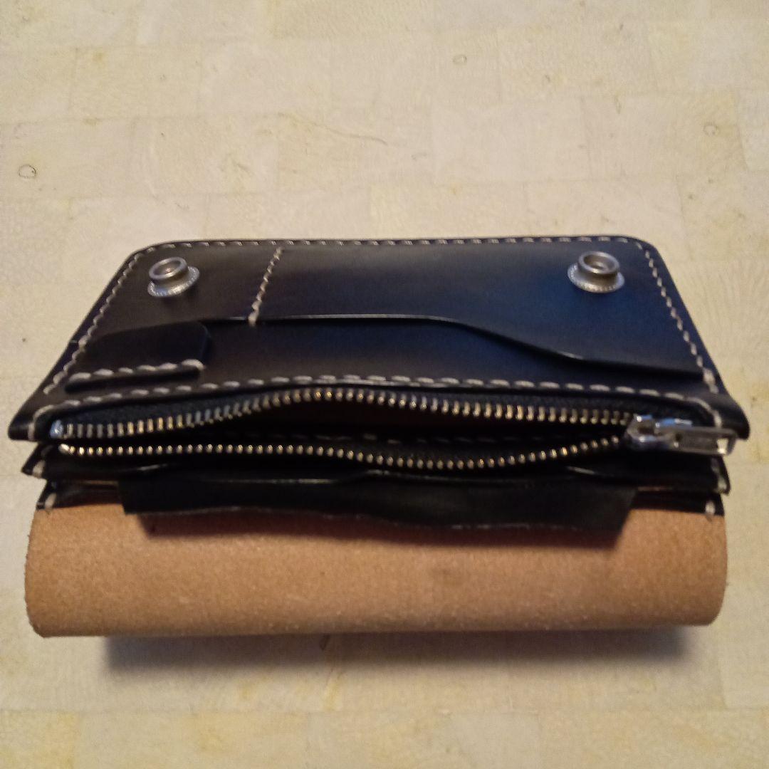 トラッカーウォレット黒レザー二つ折り財布 スタッズ付き