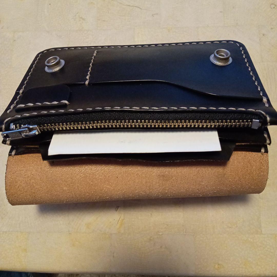 トラッカーウォレット黒レザー二つ折り財布 スタッズ付き