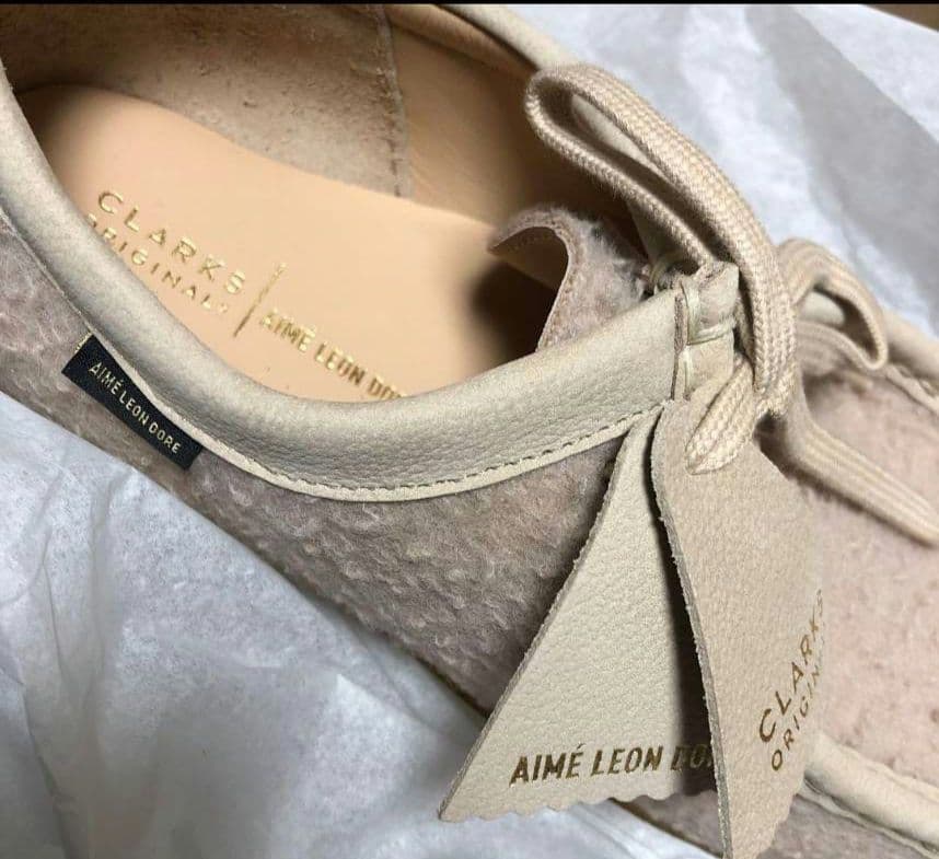 新品クラークスClarksワラビー26センチUK8エメレオンドレコラボ！