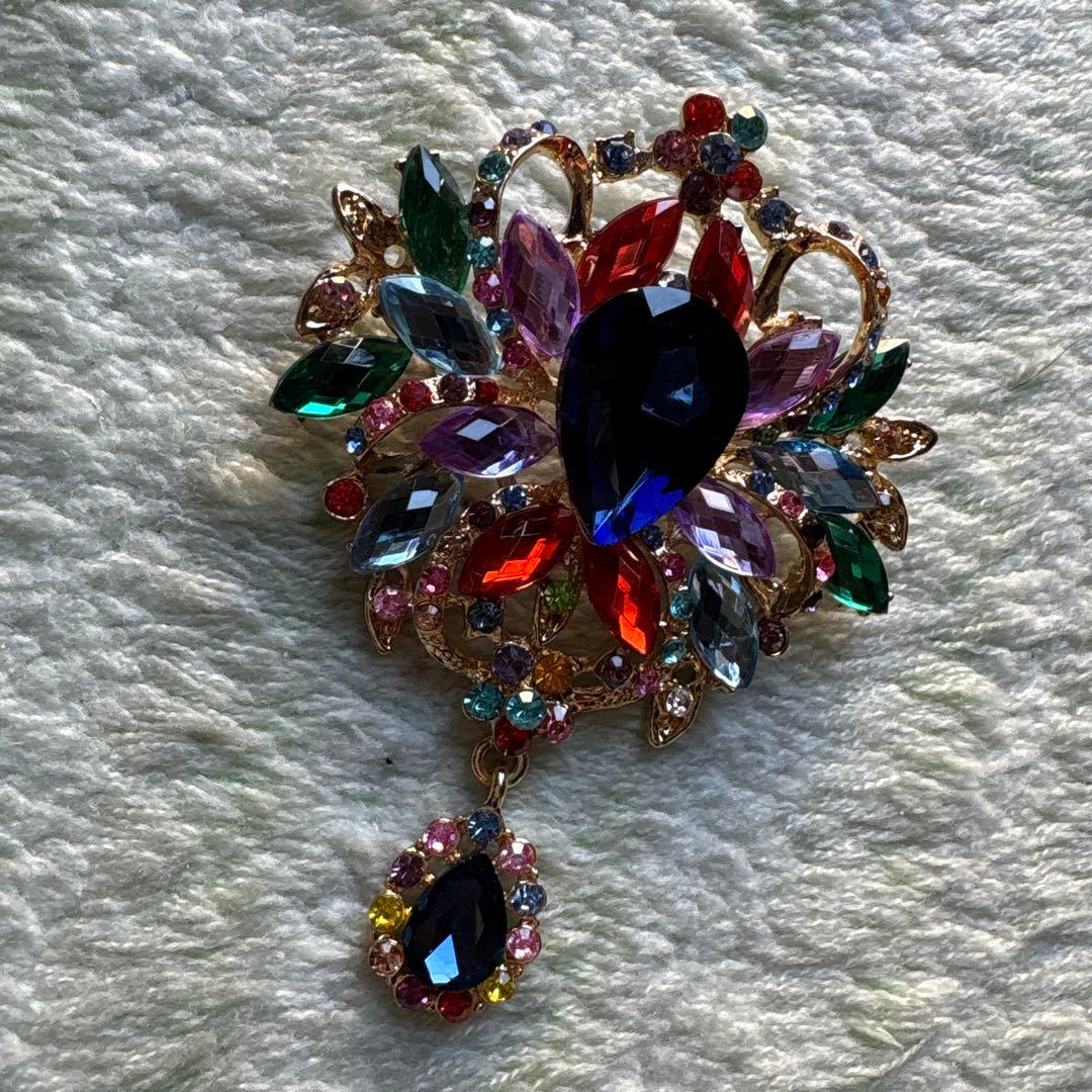 多色クリスタル調ストーン装飾 花モチーフブローチ - メルカリ