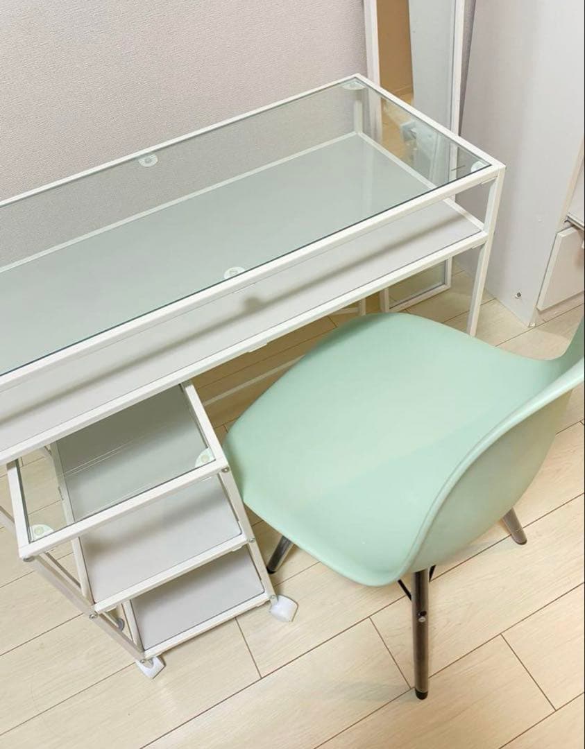 ガラステーブルと椅子