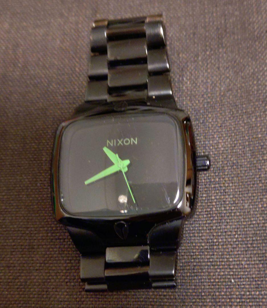 ア29/NIXONブラッククォーツ腕時計ムラサキスポーツ100店舗記念限定モデル