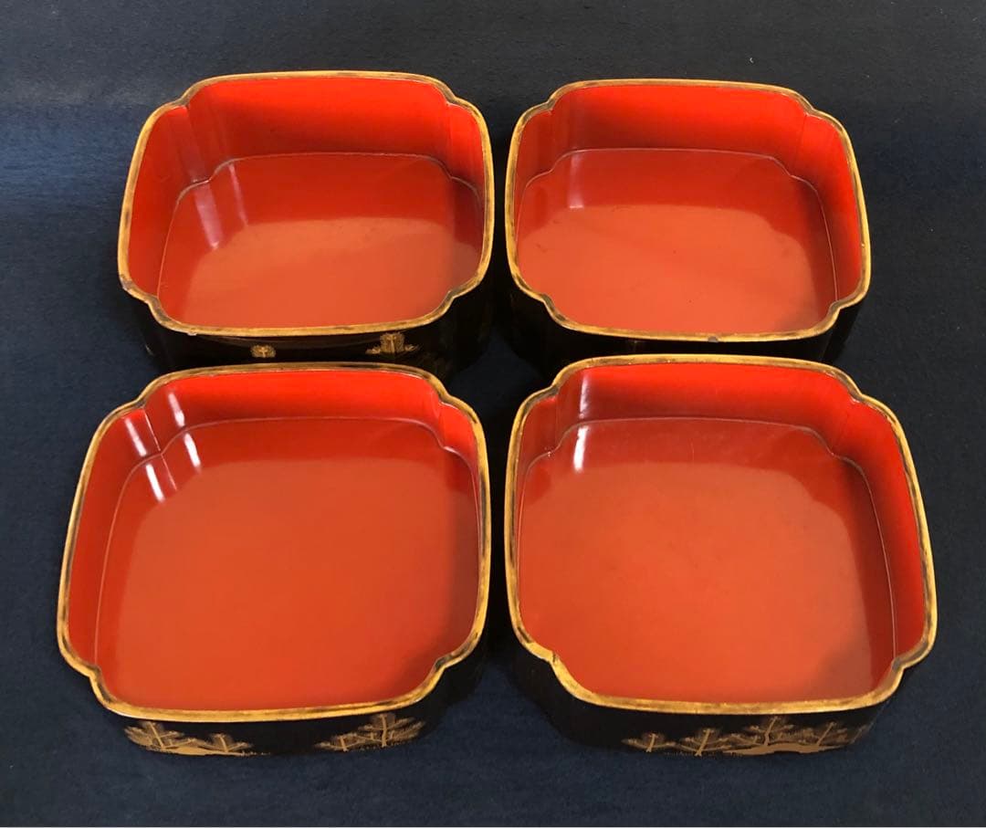 《レ》黒内朱 若松蒔絵 四段重 替蓋付 木製漆器 木箱 時代 251117え2