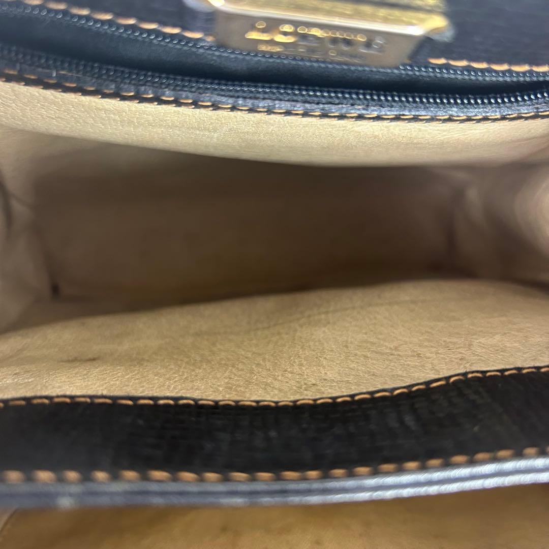 美品 ロエベ レザー ショルダーバッグ ターンロック ロゴ型押し 黒