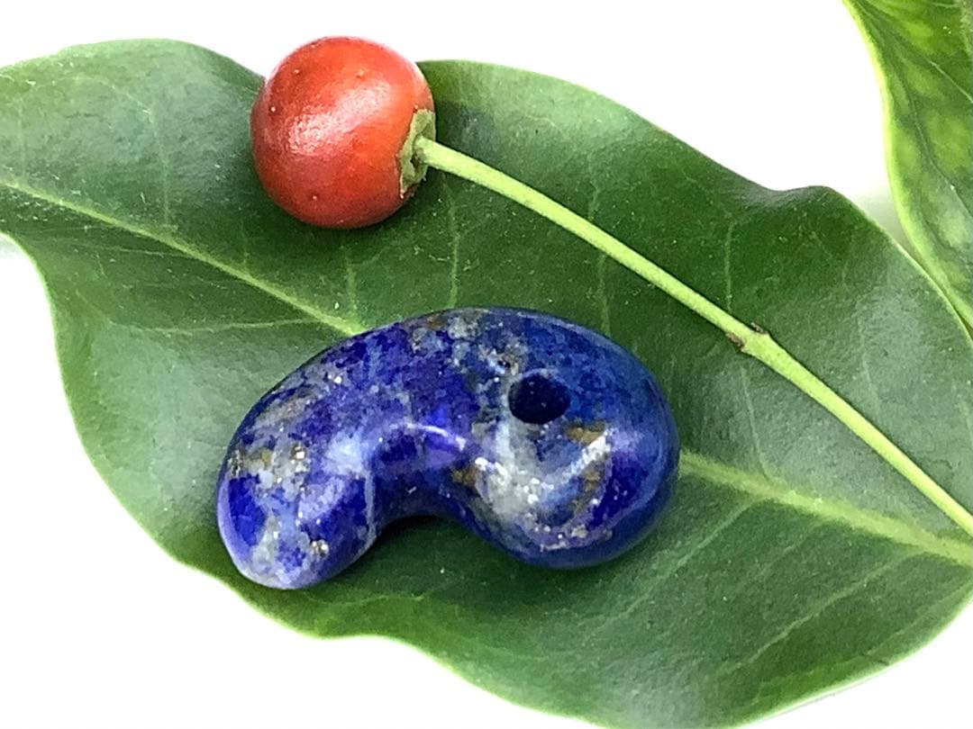 ✳希少お宝勾玉‼️ ラピスラズリ 黄鉄鉱ピカピカ 色彩良好 本物