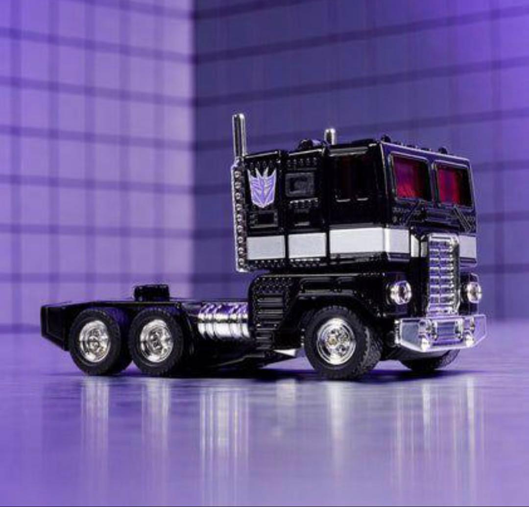 トランスフォーマーのキャラクターを再現したホットウィール 専用ボックス付き。