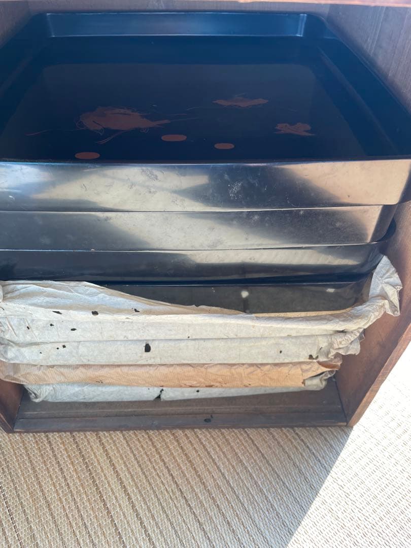 骨董品　希少　金箔装飾の黒漆塗り膳 収納箱付き