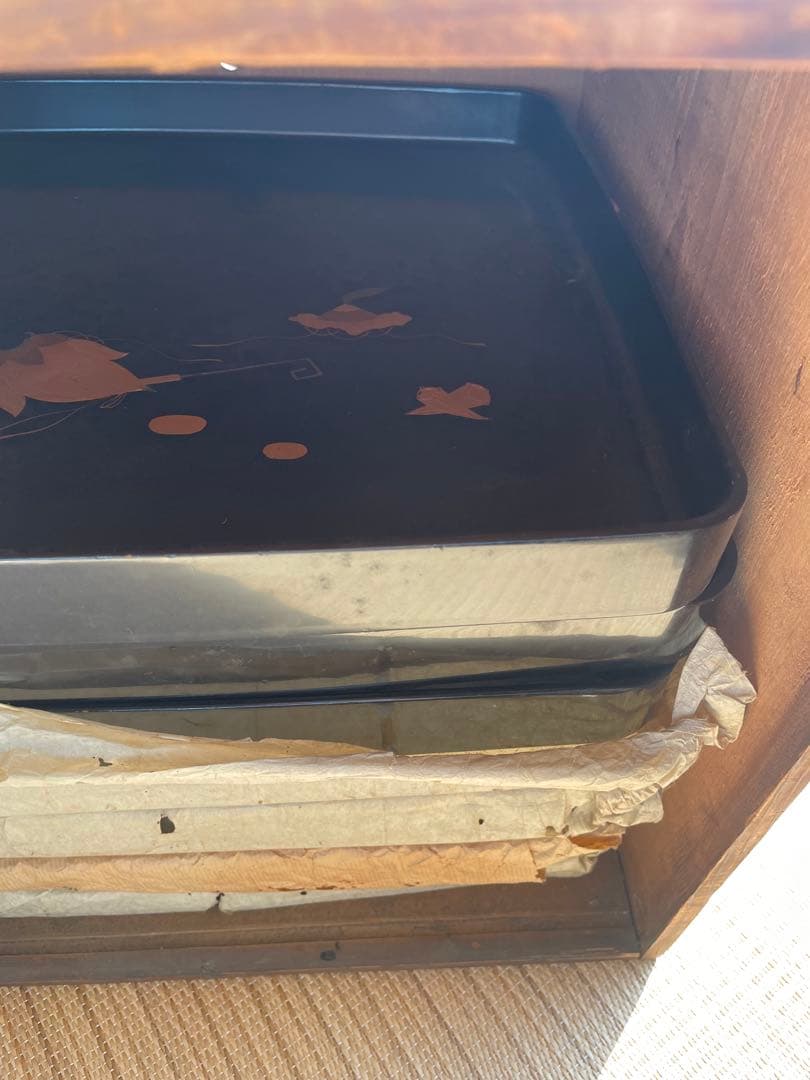 骨董品　希少　金箔装飾の黒漆塗り膳 収納箱付き