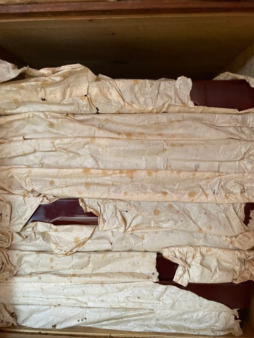 骨董品　希少　金箔装飾の黒漆塗り膳 収納箱付き