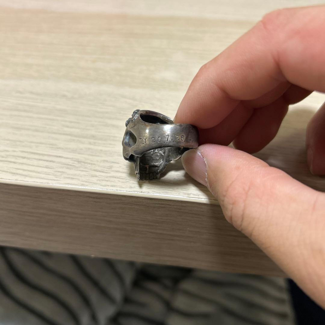 スカルリング 紫色のストーン付き