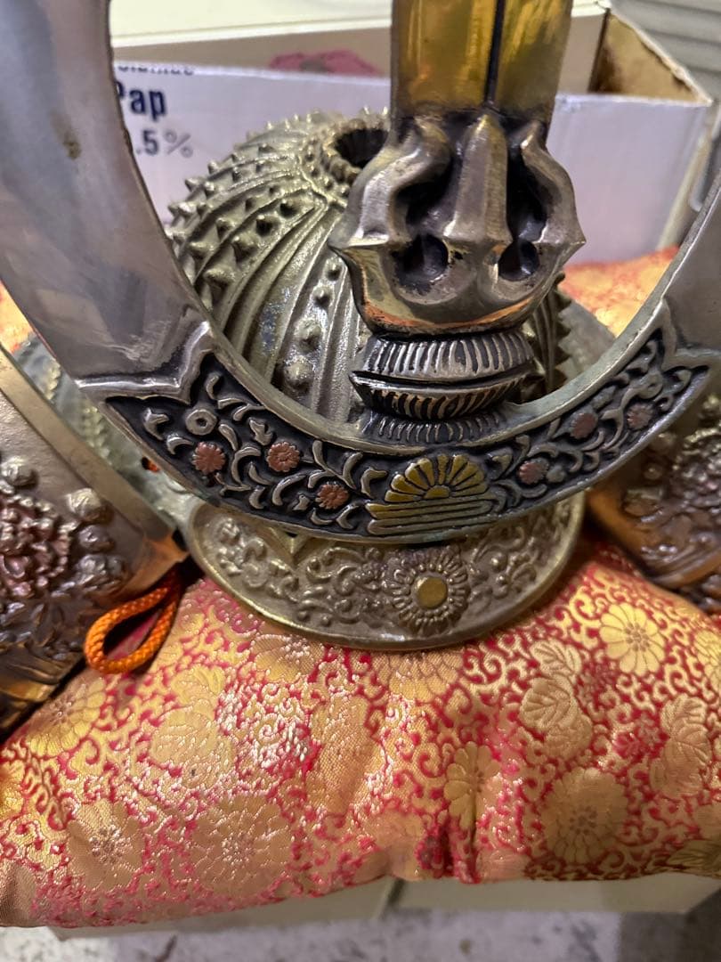 武士の兜　金色装飾の兜 菊花紋章入り　日本国皇室顎紐付き　赤いクッション付き