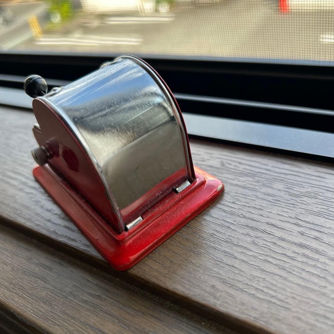 赤とシルバーの、日付カウンター万年カレンダー - メルカリ