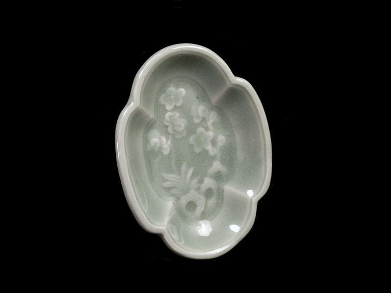 三田青磁　太湖石に梅花の図　変形手塩皿　D021AS-CFn