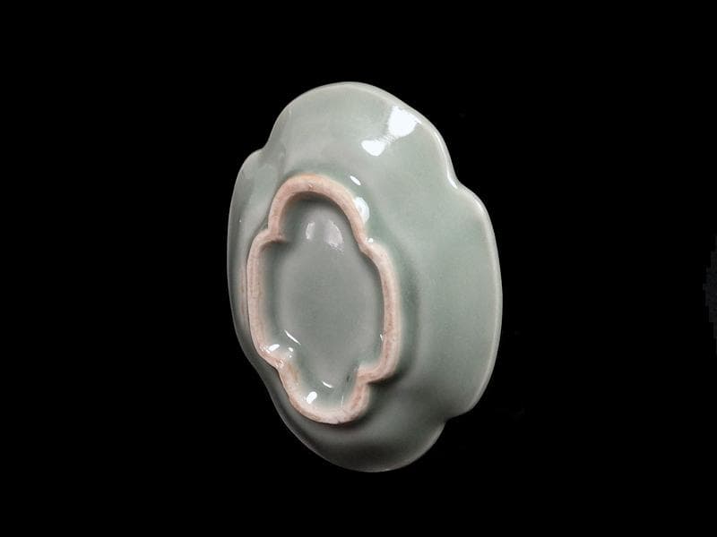 三田青磁　太湖石に梅花の図　変形手塩皿　D021AS-CFn