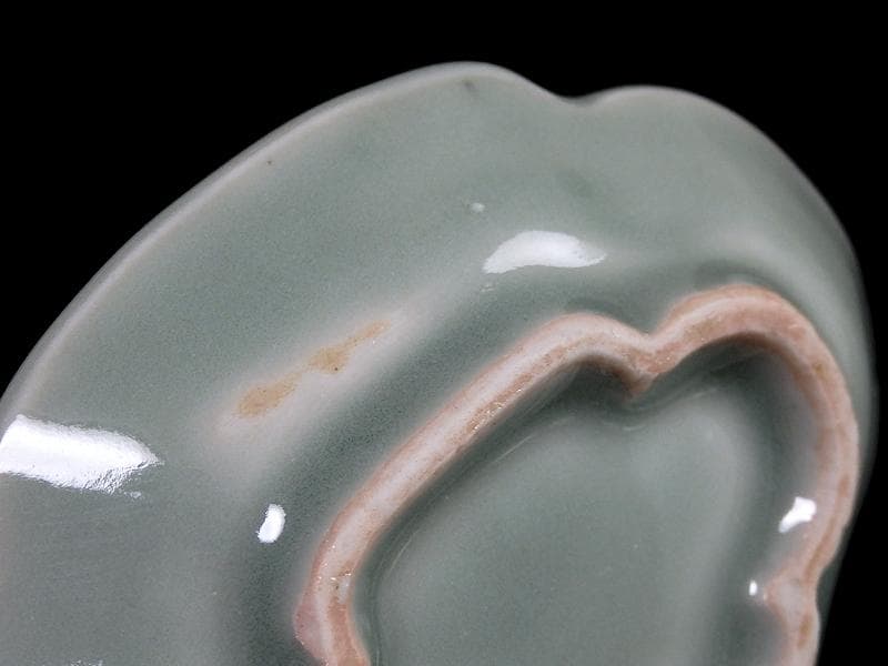 三田青磁　太湖石に梅花の図　変形手塩皿　D021AS-CFn