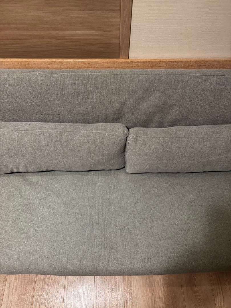 グレーソファ 背もたれクッション付き
