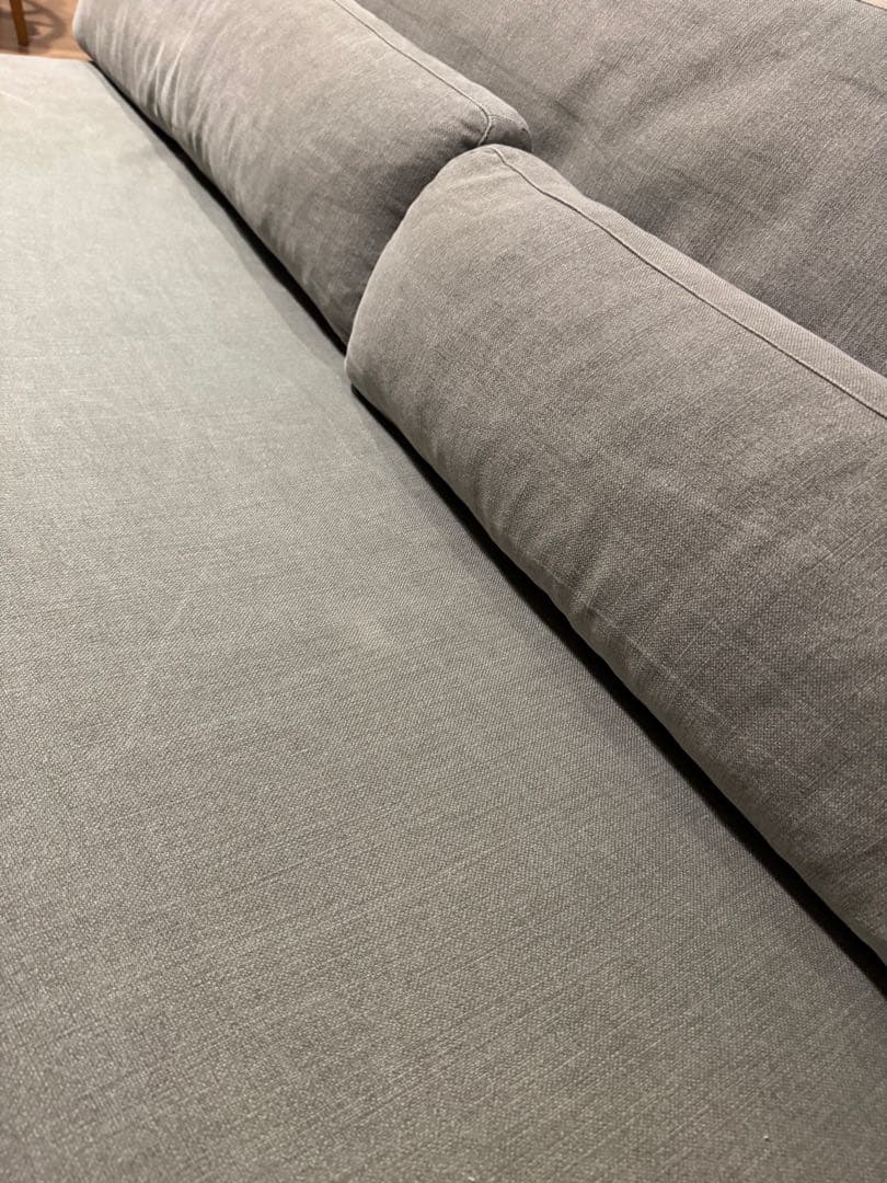 グレーソファ 背もたれクッション付き