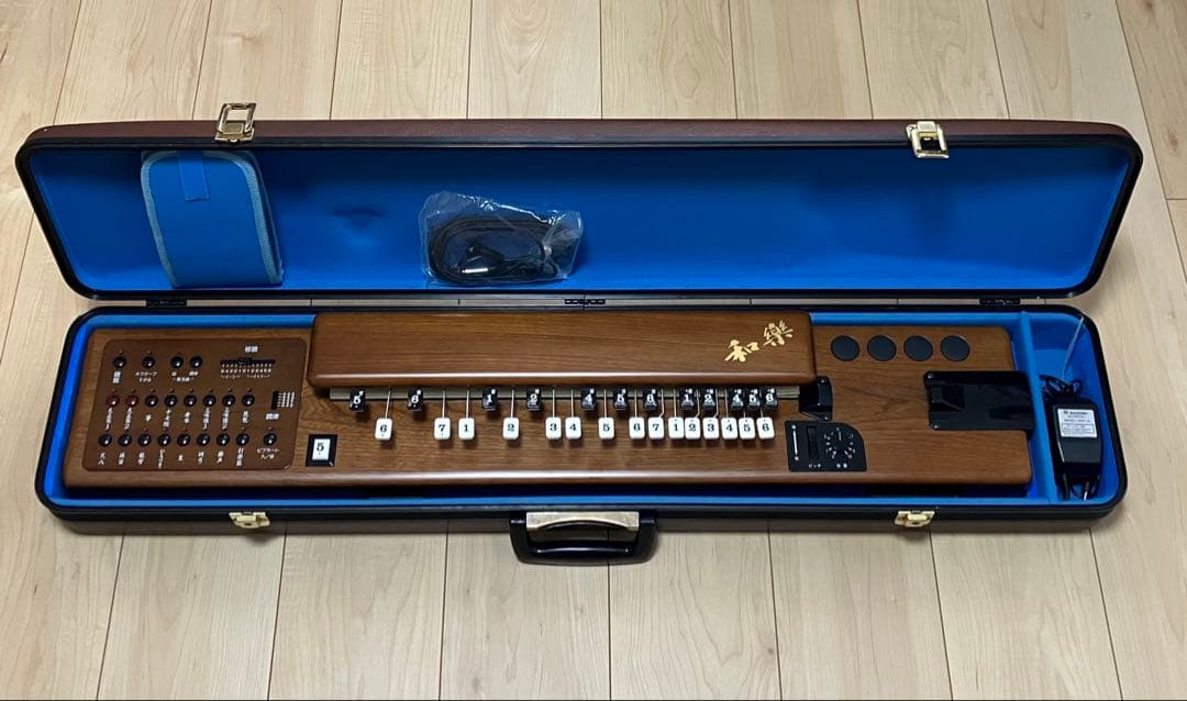 送料無料/即日発送 SUZUKIエレキ大正琴「和楽」専用ケース付 送料無料/即日発送 SUZUKIエレキ大正琴「和楽」専用ケース付 送料無料