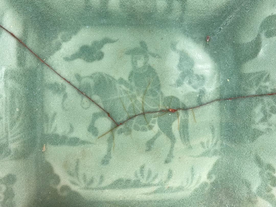 中国古玩 角皿 龍泉青磁 陰刻星座人物図 宋元時代 傷有 時代物 径21.7cm