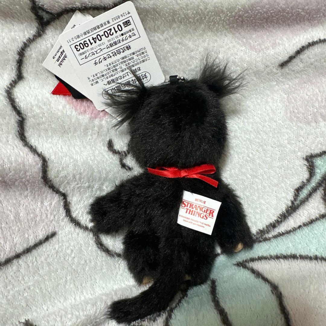 ストレンジャーシングス モンチッチ コラボ キーチェーン - メルカリ