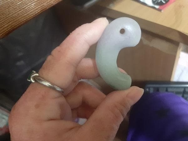 ももこ♡。古代出土糸魚川３色大翡翠勾玉 古代出土糸魚川3色大翡翠勾玉 勾玉／濃緑色・緑色ヒスイ | 糸魚川翡翠