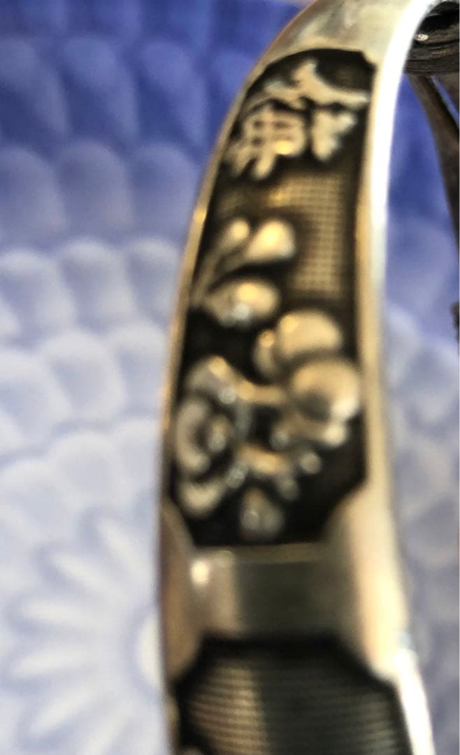 足銀腕輪アンティークオブジェ菊、竹、蘭，梅の図 - メルカリ