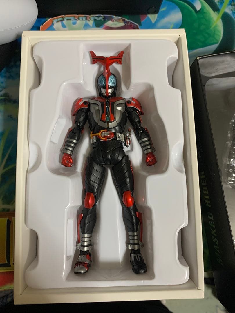 S.H.Figuarts（真骨彫製法） 仮面ライダーカブト ハイパーフォーム